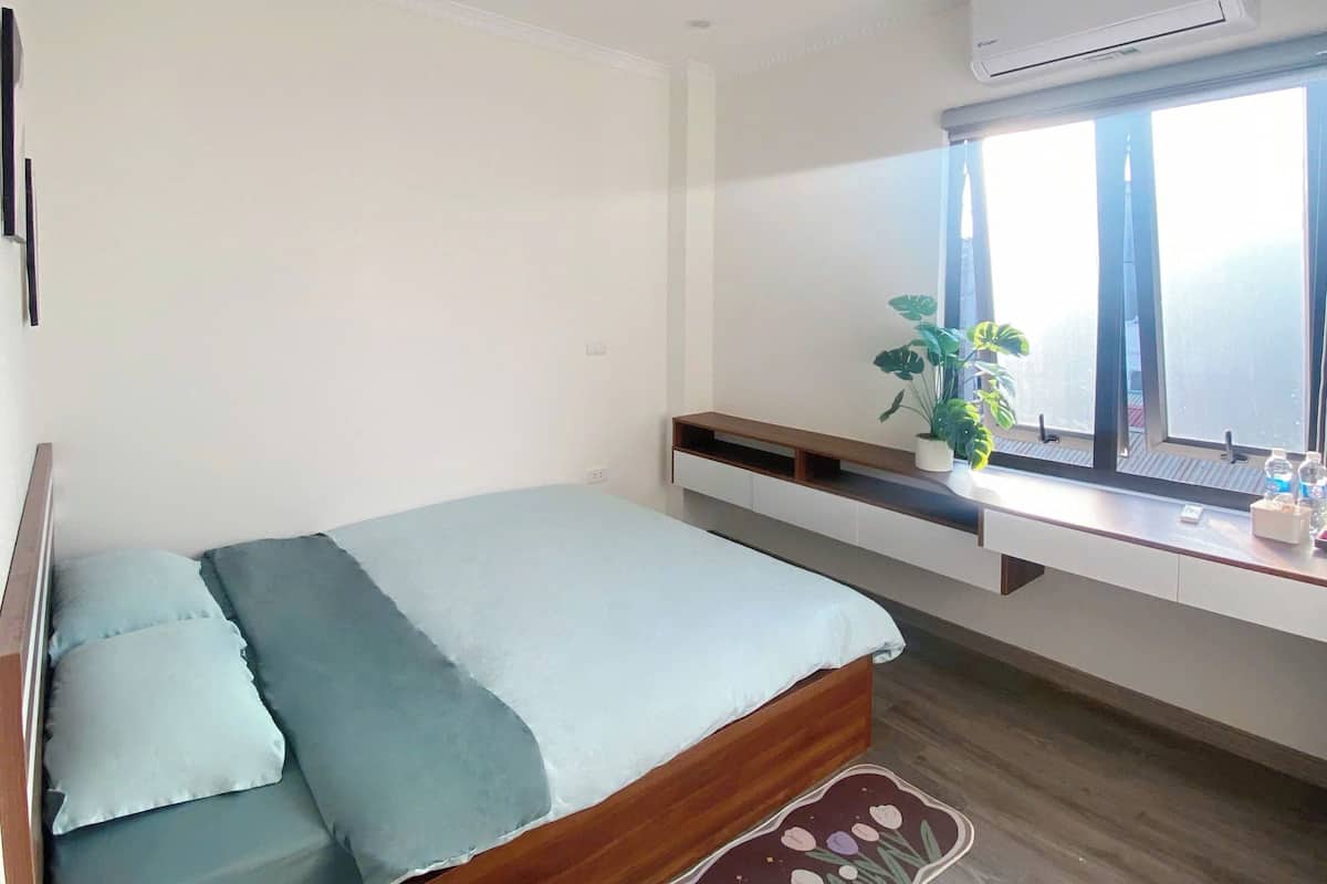 Apartamento familiar | Espacio para trabajar con un portátil y cortinas opacas