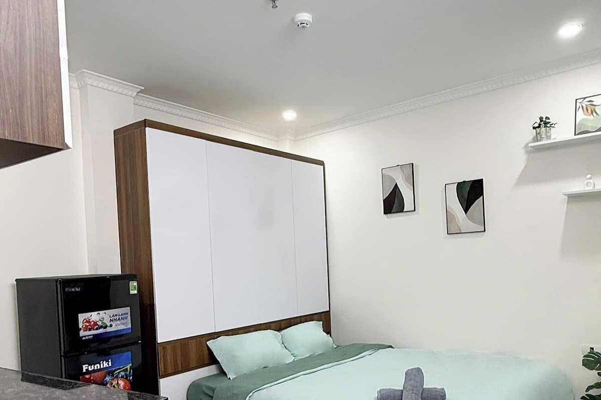 Deluxe Room, City View | Laptop workspace, soundproofing, iron/ironing board, free WiFi