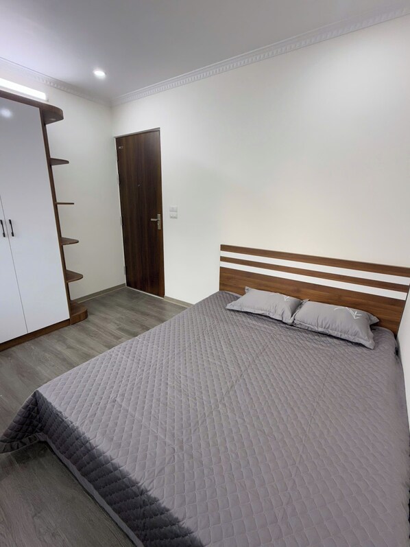 Family Apartment | Laptop workspace, soundproofing, iron/ironing board, free WiFi