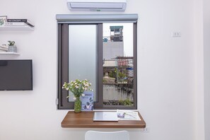 Rom – superior | Skrivebord for bærbar PC, blendingsgardiner og lydisolert