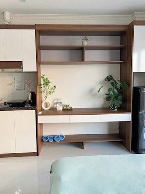 Estudio, balcón | Espacio para trabajar con un portátil y cortinas opacas
