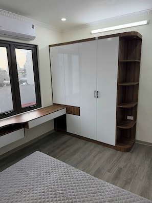 Family Apartment | Laptop workspace, soundproofing, iron/ironing board, free WiFi