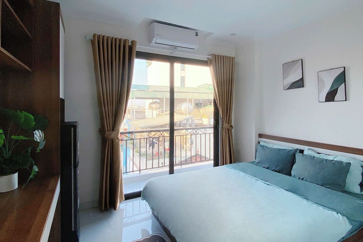 Estudio, balcón | Espacio para trabajar con un portátil y cortinas opacas