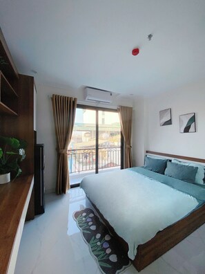 Laptop workspace, blackout curtains, soundproofing, iron/ironing board - Hera West Lake Apartment (Hanoi)