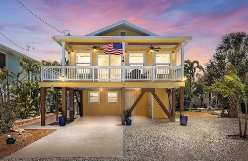 Ostego Charm: Open floor plan, porch, lush landscape—walk-able to the Beach!