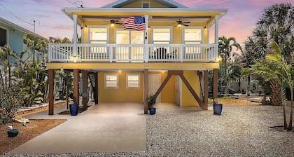 Ostego Charm: Open floor plan, porch, lush landscape—walk-able to the Beach!