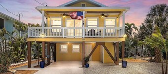 Ostego Charm: Open floor plan, porch, lush landscapeâwalk-able to the Beach!