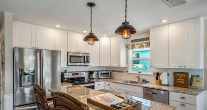 Ostego Charm: Brand new pool, porch, lush landscape—walk-able to the Beach!
