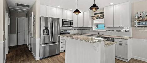 Frigorífico, microondas, horno y placa de cocina