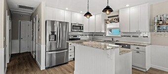 Ostego Charm: Open floor plan, porch, lush landscape—walk-able to the Beach!