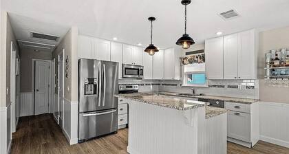 Ostego Charm: Open floor plan, porch, lush landscape—walk-able to the Beach!