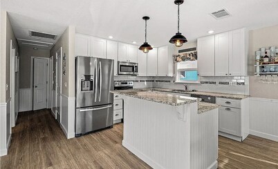 Ostego Charm: Open floor plan, porch, lush landscape—walk-able to the Beach!