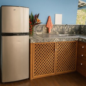 Fridge, stovetop, coffee/tea maker, electric kettle