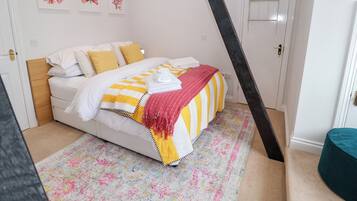 Cottage | 2 bedrooms, individually decorated, individually furnished, free WiFi