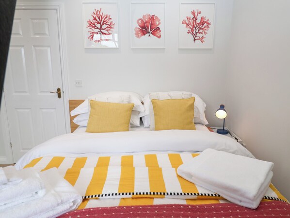 Cottage | 2 bedrooms, individually decorated, individually furnished, free WiFi