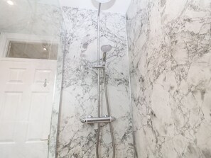 Cottage | Badkamer | Een douche