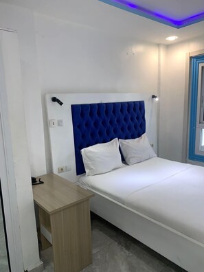 Deluxe tweepersoonskamer, roken, schoonmaakservice | Een bureau, een laptopwerkplek, gratis wifi