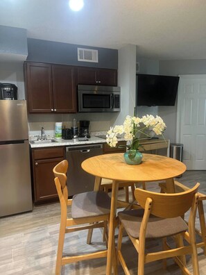 Réfrigérateur, micro-ondes, plaque de cuisson, lave-vaisselle