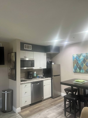 Geladeira, micro-ondas, cooktop, lava-louças