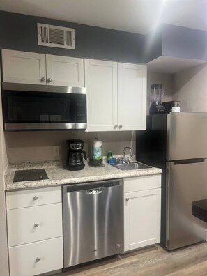 Geladeira, micro-ondas, cooktop, lava-louças