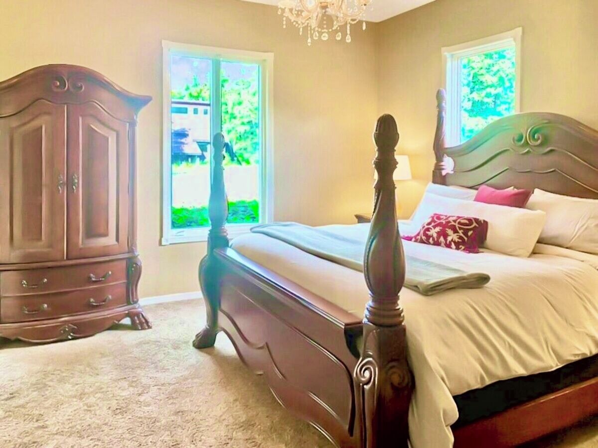 5 bedrooms, iron/ironing board, WiFi, bed sheets