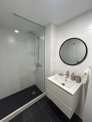 Secadora de cabello, bidet, toallas, jabón