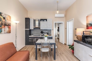 Interior - Independent three-room apartment near the Colosseum Metro station-Domus in Rome (Roma)