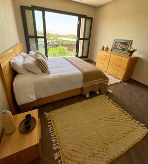 Chambre Quadruple Familiale, vue montagne | Coffres-forts dans les chambres, rideaux occultants, Wi-Fi gratuit