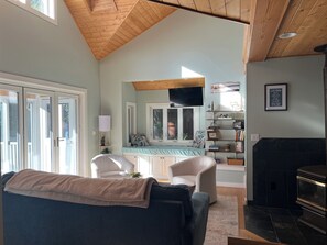 Smart-TV, Kamin, Bücher, Computerbildschirme