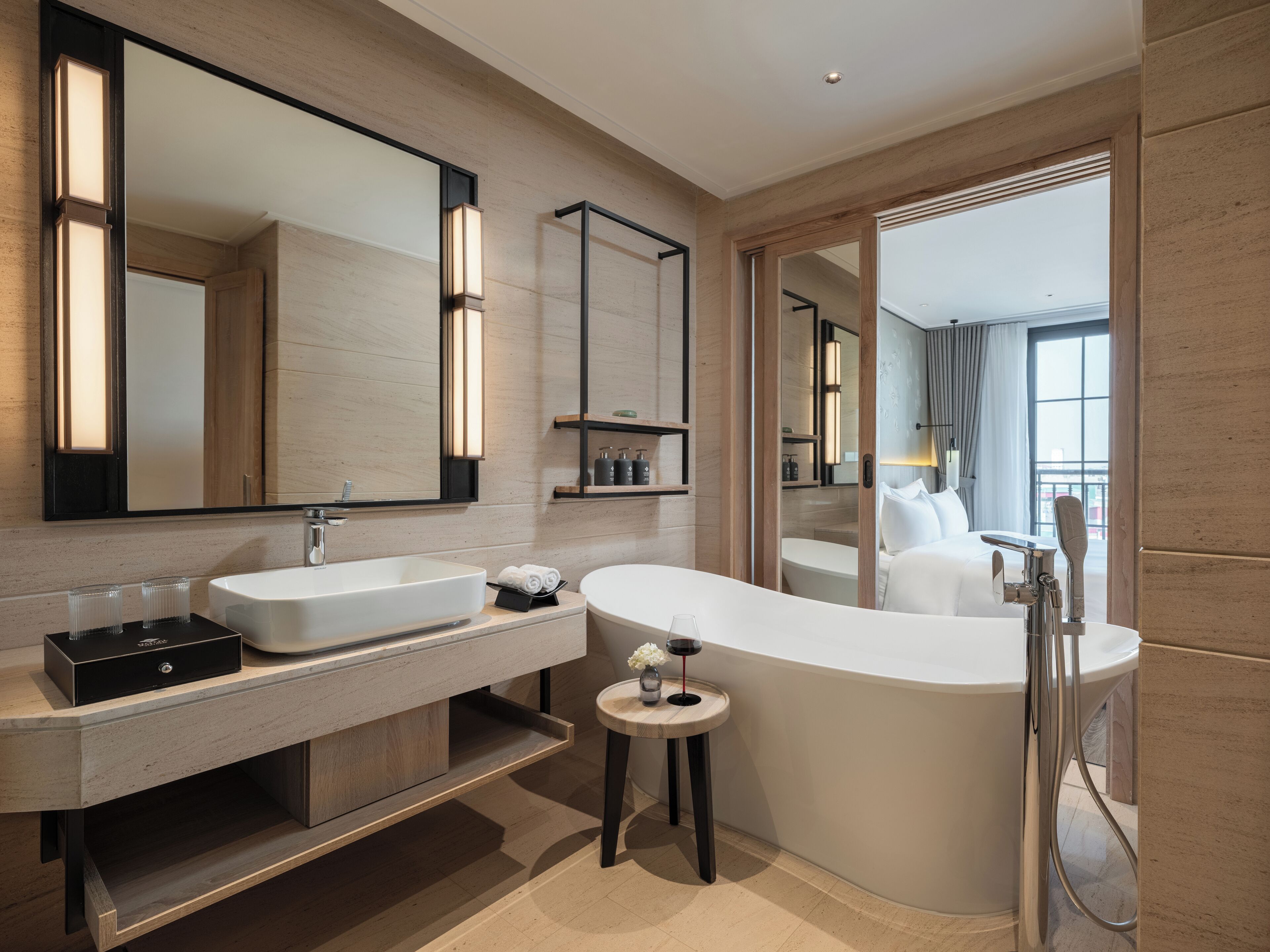 Une salle de bain moderne avec une baignoire sur pieds, un meuble-lavabo et un grand miroir.