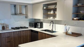 Refrigerador, microondas, parrilla de estufa y lavavajillas