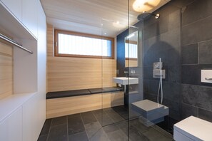 Dusche, Haartrockner, Handtücher