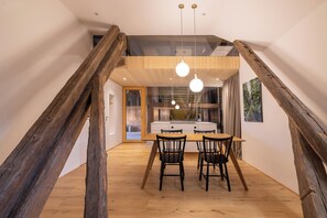 Dining - Apartment 'Under the Linden' with Shared Terrace, Communal Garden and Wi-Fi (Unterkirnach)