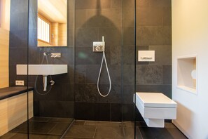 Shower, hair dryer, towels - Apartment 'Under the Linden' with Shared Terrace, Communal Garden and Wi-Fi (Unterkirnach)