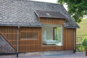 Exterior - Apartment 'Under the Linden' with Shared Terrace, Communal Garden and Wi-Fi (Unterkirnach)