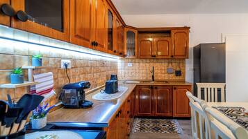 Fridge, oven, stovetop, dishwasher