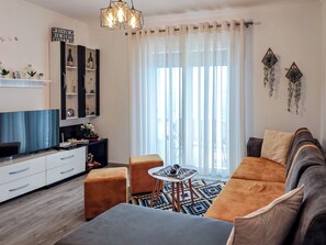 Smart TV, books - Villa Balani (Shiroka)