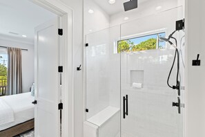 6 bedrooms, desk, iron/ironing board, free WiFi