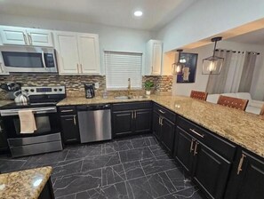 Mikroaaltouuni, uuni, liesi, astianpesukone