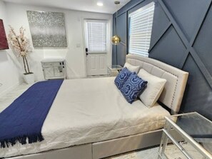 3 bedrooms, desk, iron/ironing board, travel crib - Mills House @WP. Sleeps 11 Renovated. Queen beds (Winter Park)