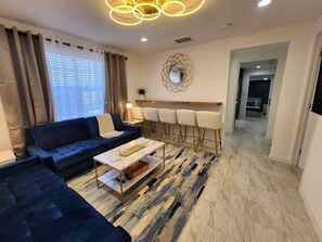 Smart TV - Mills House @WP. Sleeps 11 Renovated. Queen beds (Winter Park)