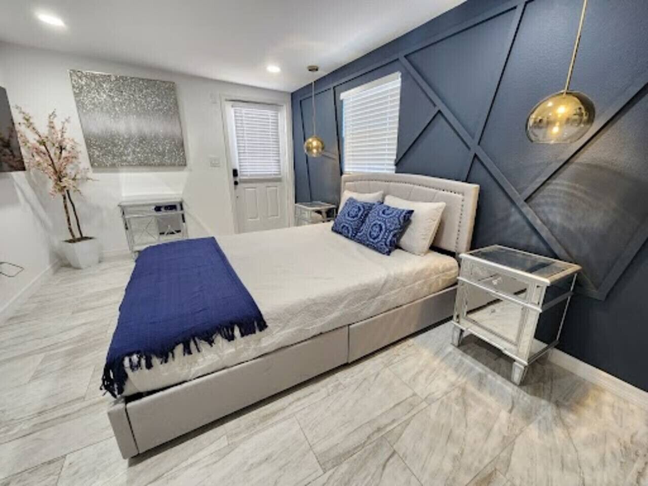 3 quartos, escrivaninha, ferros/tábuas de passar roupa, berço de viagem