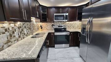 Geladeira, micro-ondas, fogão, cooktop