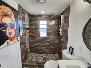 Shower, hair dryer - Mills House @WP. Sleeps 11 Renovated. Queen beds (Winter Park)