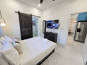 4 Schlafzimmer, Schreibtisch, Bügeleisen/Bügelbrett, Reisekinderbett