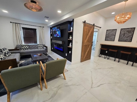 TV, fireplace. Triplex Sleeps17 CollegePark Golf 5min to Downtown