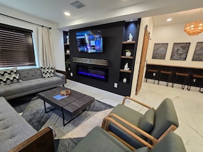 TV, fireplace - Triplex Sleeps17 CollegePark Golf 5min to Downtown (Orlando)