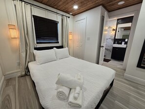 4 makuuhuonetta, työpöytä, silitysrauta/-lauta, vauvan matkasänky