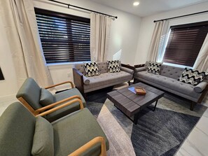 TV, fireplace - Triplex Sleeps17 CollegePark Golf 5min to Downtown (Orlando)