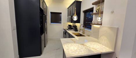 冷蔵庫、電子レンジ、オーブン、コンロ